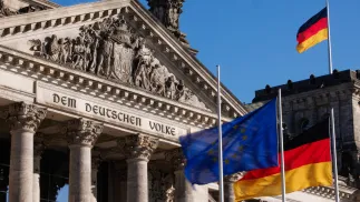 Прапори ЄС та Німеччини поруч із будівлею Рейхстагу, фотоілюстрація. Fot. PAP/EPA/CLEMENS BILAN