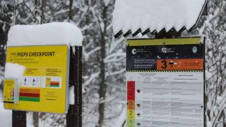 Tablica informująca o stopniach zagrożenia lawinowego w Tatrach. Fot. PAP/Grzegorz Momot