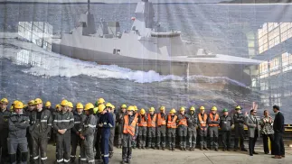 Gdynia, 05.05.2025. Uroczystość palenia blach pod drugą fregatę wielozadaniową dla Marynarki Wojennej, ORP "Burzę" w PGZ Stoczni Wojennej Fot. PAP/Adam Warżawa