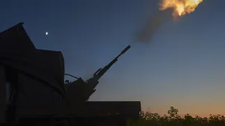 Українські військові з мобільної протидронової групи стріляють по російському БпЛА. Фотоілюстрація Fot. PAP/EPA/SERGEY KOZLOV