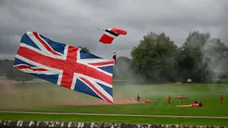 Показательные выступления британских парашютистов. Фотоиллюстрация. Fot. PAP/EPA/CHRIS J. RATCLIFFE / POOL