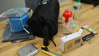 Содержимое эвакуационного рюкзака. Fot. PAP/Rafał Guz