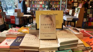 Książka „Nobody's Girl: A Memoir of Surviving Abuse and Fighting for Justice”. Fot. PAP/EPA/ANDY RAIN