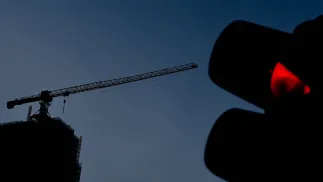 Строительный кран в вечернем Берлине. Фотоиллюстрация. Fot. PAP/EPA/FILIP SINGER