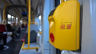 Kasownik w tramwaju, zdjęcie ilustracyjne, fot. PAP/Darek Delmanowicz