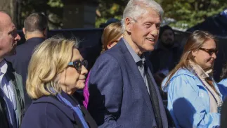 Hilary i Bill Clintonowie. Fot. PAP/EPA/SARAH YENESEL