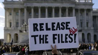 Плакат с написью "Опубликуйте все документы" на митинге, посвящённом требованиям обнародования документов, связанных с Джеффри Эпштейном.	Fot. PAP/EPA/Will Oliver