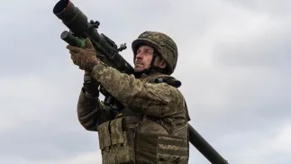 Ukraiński żołnierz mobilnego oddziału artylerii obsługuje przenośny przeciwlotniczy zestaw rakietowy Piorun. Fot. PAP/Mykola Kalyeniak