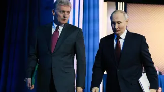 Rzecznik Kremla Dmitrij Pieskow i przywódca Rosji Władimir Putin. Fot. PAP/EPA/ALEXANDER KAZAKOV/SPUTNIK/KREMLIN / POOL 