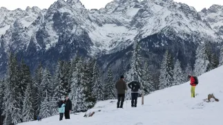 Turyści na Rusinowej Polanie w Tatrach, fot. PAP/Grzegorz Momot