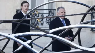 Джаредом Кушнером і Стів Віткофф. Fot. PAP/EPA/YOAN VALAT 