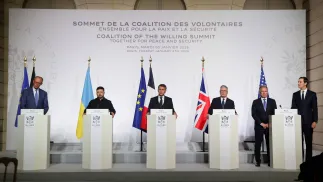 Канцлер Німеччини Фрідріх Мерц, президент України Володимир Зеленський, президент Франції Еммануель Макрон, прем'єр-міністр Великої Британії Кір Стармер, спеціальний посланник США Стів Віткофф та американський бізнесмен Джаред Кушнер виступають на пресконференції після підписання декларації про розгортання сил після припинення вогню в Україні під час саміту Коаліції охочих в Єлисейському палаці в Парижі, Франція, 6 січня 2026 року. Fot. PAP/PA/LUDOVIC MARIN / POOL 