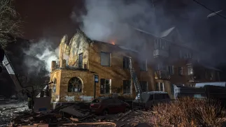 Ratownicy usuwają skutki zmasowanego rosyjskiego ataku na Kijów. Fot. PAP/Vladyslav Musiienko