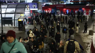 Люди біля входу до станції метро Centrum у Варшаві. Fot. PAP/Leszek Szymański