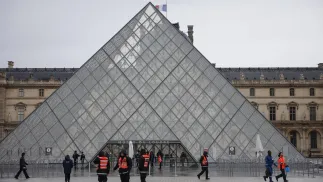 Muzeum w Luwrze, fot. PAP/EPA/YOAN VALAT