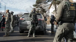 Agent ICE (w środku) oraz funkcjonariusze jednostki Border Patrol w Minneapolis, fot. PAP/EPA/OLGA FEDOROVA