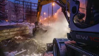 Usuwanie awarii sieci ciepłowniczej, zdjęcie ilustracyjne. Fot. PAP/PAP/Wojciech Szubartowski