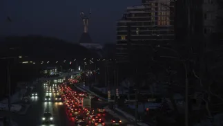 Автомобілі в середмісті Києва під час відключення електроенергії в українській столиці. 20 січня 2026 року. Фотоілюстрація. Fot. PAP/EPA/MAXYM MARUSENKO