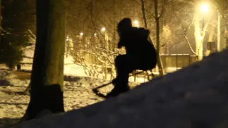  Nocne saneczkowanie na górkach w Parku Oliwskim w Gdańsku. Fot. PAP/Szymon Pulcyn