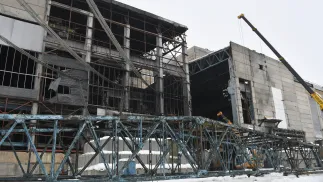 Українські енергетики намагаються полагодити енергооб'єкт після російського удару. Січень 2026 р. Fot. PAP/EPA/STRINGER