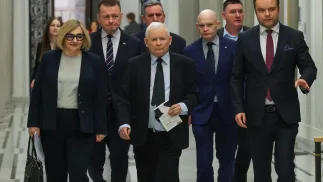 Prezes PiS Jarosław Kaczyński, szef KP PiS Mariusz Błaszczak, rzecznik PiS Rafał Bochenek oraz posłowie PiS Barbara Bartuś i Waldemar Andzel. Fot. PAP/Albert Zawada