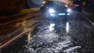 Trudne warunki drogowe spowodowane marznącym deszczem i gołoledzią, fot. PAP/Marcin Bielecki