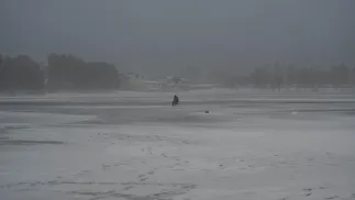 Zamarznięte jezioro Białe Fot. PAP/Wojtek Jargiło