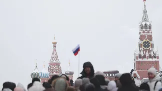Люди гуляють по Красній площі біля Кремля в Москві, Росія. Фотоілюстрація. Fot. PAP/EPA/MAXIM SHIPENKOV