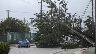 Skutki orkanu Kristin w Portugalii, fot. PAP/EPA/LUSA/CARLOS BARROSO