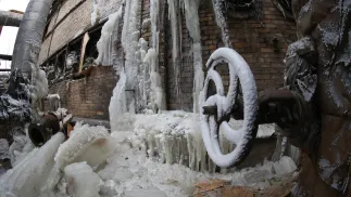 niszczenia po rosyjskim ataku rakietowym na elektrownię cieplną w Kijowie. Fot. PAP/	Victor Kovalchuk