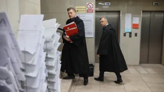 mec. Bartosz Lewandowski, obrońca Zbigniewa Ziobry. Fot. PAP/Leszek Szymański