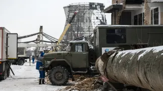 Zniszczenia na terenie Elektrociepłowni Darnycia w Kijowie Fot. PAP/Vladyslav Musiienko