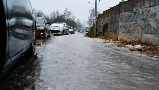 Oblodzone chodniki i ulice. Fot. PAP/Marcin Bielecki