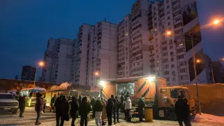 Ciepłe posiłki dla mieszkańców Kijowa Fot. PAP/Vladyslav Musiienko