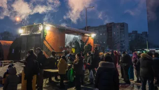 Wolontariusze i weterani 3. Samodzielnej Brygady Szturmowej zorganizowali wydarzenie dla mieszkańców jednej z dzielnic Kijowa. Fot. PAP/Vladyslav Musiienko