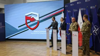 Віцепрем'єр-міністр, міністр національної оборони Владислав Косіняк-Камиш (ліворуч), заступник голови Міністерства нацоборони Цезари Томчик (2 ліворуч), начальник Генерального штабу Війська Польського генерал Вєслав Кукула (2 праворуч) та командувач Сил кіберзахисту генерал Кароль Моленда (праворуч) на пресконференції в Генеральному штабі Війська Польського у Варшаві. Fot. PAP/Albert Zawada