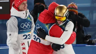 Polacy (od lewej): Paweł Wąsek, Kamil Stoch i Kacper Tomasiak, cieszą się podczas konkursu skoków narciarskich na skoczni normalnej w Predazzo, fot. PAP/Grzegorz Momot