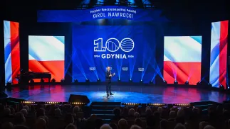 Prezydent RP Karol Nawrocki podczas uroczystej sesji Rady Miasta Gdyni. Fot. PAP/Adam Warżawa