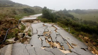 Zniszczona droga w Portugalii Fot. PAP/EPA/ANTONIO PEDRO SANTOS