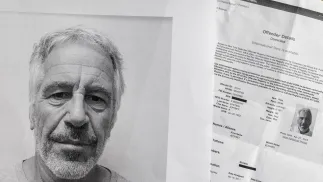 Wydruki treści znajdujących się w aktach Jeffrey'a Epsteina. Fot. PAP/EPA/CRISTOBAL HERRERA-ULASHKEVICH