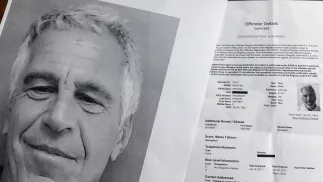 Dokumenty związane ze sprawą Jeffrey'a Epsteina. Fot. PAP/EPA/CRISTOBAL HERRERA-ULASHKEVICH