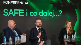 Віцепрем’єр, міністр національної оборони Владислав Косіняк-Камиш (по центру), журналіст Юліуш Сабак (зліва) та уповноважена уряду з питань Інструментів зі збільшення безпеки Європи Магдалена Собковяк-Чарнецька (праворуч) під час експертної конференції SAFE у Варшаві. 11 лютого 2026 р. Fot. PAP/Paweł Supernak