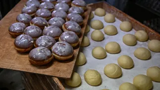 produkcja pączków Fot. PAP/Darek Delmanowicz