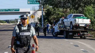 Zwłoki na autostradzie w stanie Sinaloa, w Meksyku. Ofiary zginęły w walce karteli Fot. PAP/EPA/José Betanzos