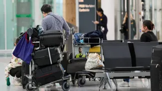 Pasażerowie na lotnisku w Monachium, zdjęcie ilustracyjne, fot. PAP/EPA/RONALD WITTEK