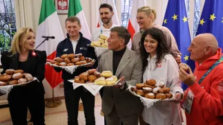 Od lewej: Konsul generalna RP Agnieszka Gloria Kamińska, wiceminister sportu i turystyki Ireneusz Raś, prezes PZŁS Rafał Tataruch, Robert Korzeniowski, doradca ministra sportu ds. strategii, była siatkarka, Małgorzata Glinka-Mogentale, Magdalena Tascher prezes PZŁF, Czesław Lang, attache olimpijskiej reprezentacji Polski Fot. PAP/Grzegorz Momot