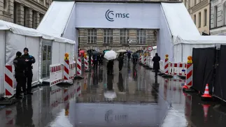 Люди йдеть перед готелем Bayerischer Hof, де відбувається 62-а Мюнхенська конференція з безпеки (MSC). Fot. PAP/EPA/RONALD WITTEK