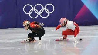  Polka Natalia Maliszewska (P) i Chinka Fan Kexin (L) w biegu ćwierćfinałowym na 500 m w short tracku, fot. PAP/Grzegorz Momot