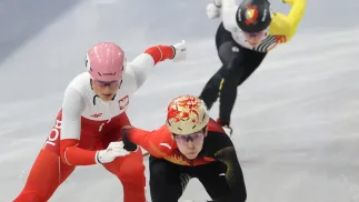 Od prawej: Belgijka Hanne Desmet, Chinka Fan Kexin i Polka Natalia Maliszewska, w biegu ćwierćfinałowym na 500 m w short tracku. Fot. PAP/Grzegorz Momot