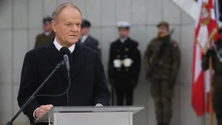 Premier Donald Tusk przemawia na uroczystym Apelu Pamięci przed Pomnikiem Polskiego Państwa Podziemnego i Armii Krajowej w Warszawie, 14 bm. Trwają obchody Narodowego Dnia Pamięci Żołnierzy Armii Krajowej. Fot. PAP/Leszek Szymański